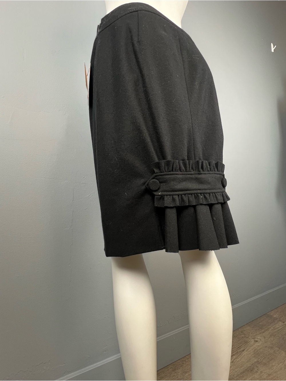 Vintage Valentino Black Ruffle Detail Knee-Length Skirt made in Italy - Picture 4 of 6
